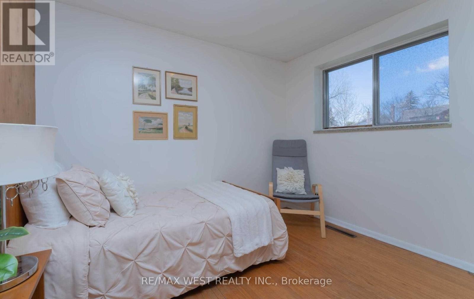 32 Broadleaf Road, Toronto, Ontario  M3B 1C2 - Photo 13 - C12681604