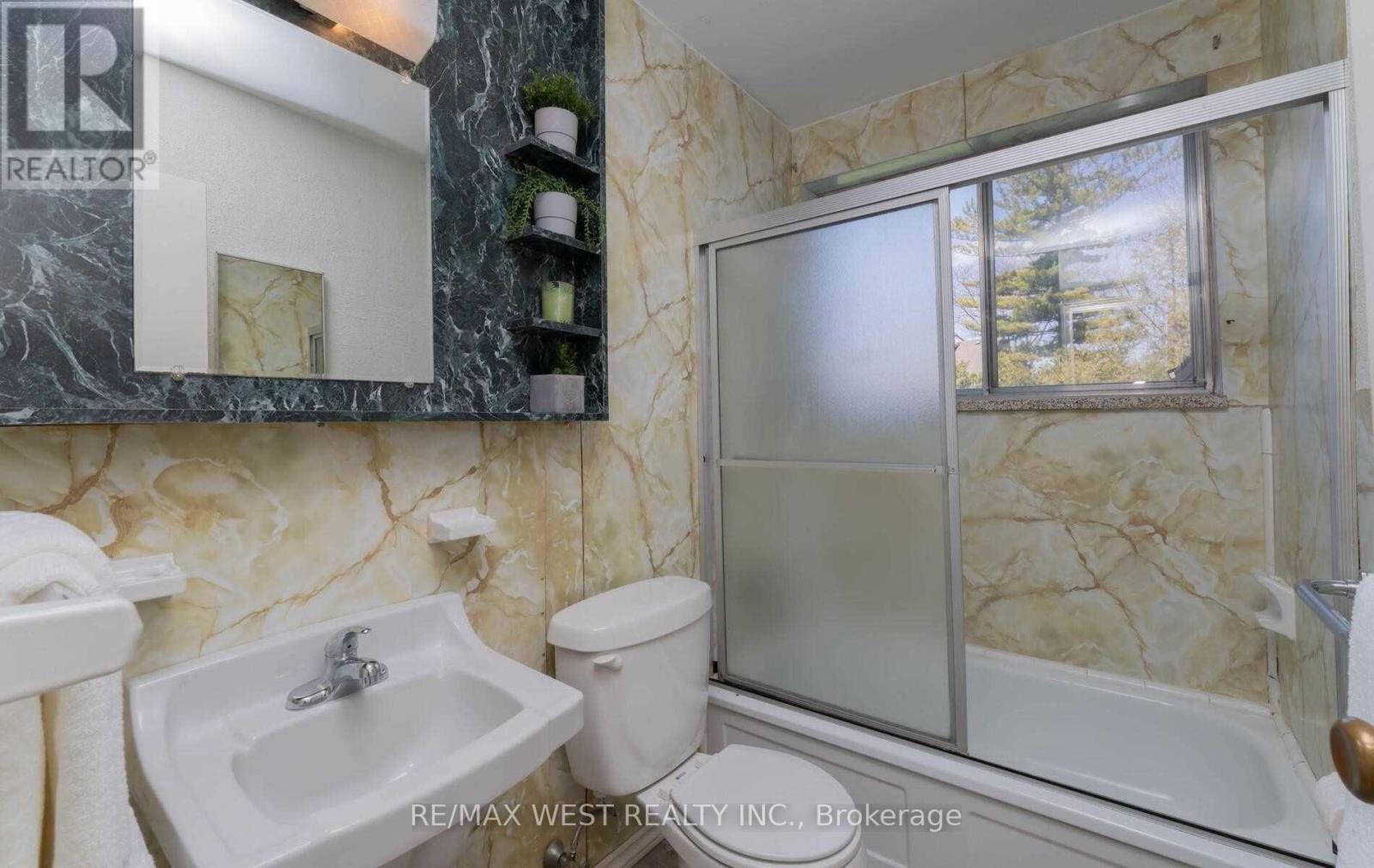 32 Broadleaf Road, Toronto, Ontario  M3B 1C2 - Photo 15 - C12681604