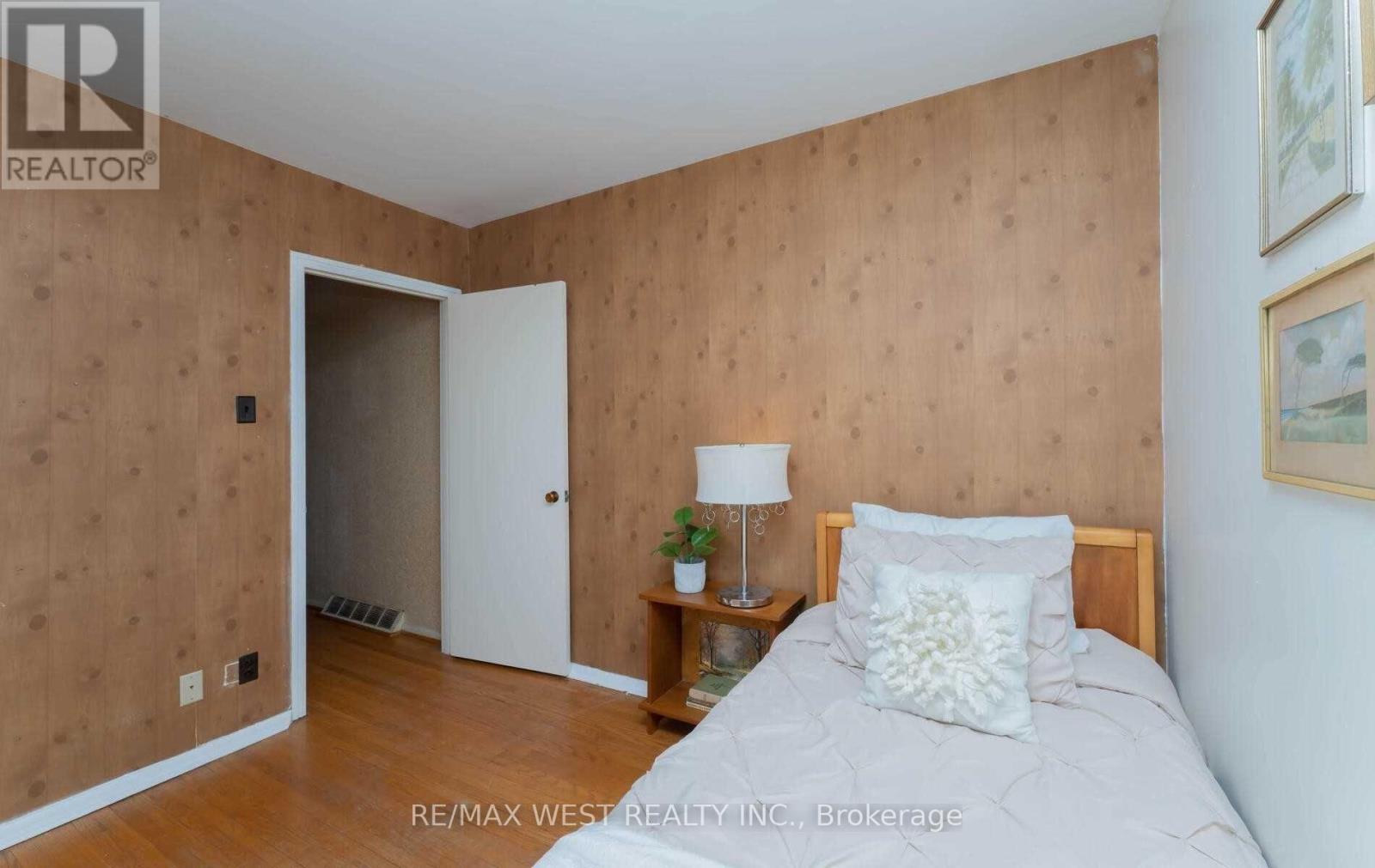 32 Broadleaf Road, Toronto, Ontario  M3B 1C2 - Photo 14 - C12681604