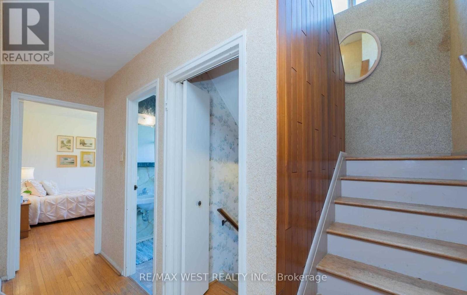 32 Broadleaf Road, Toronto, Ontario  M3B 1C2 - Photo 16 - C12681604