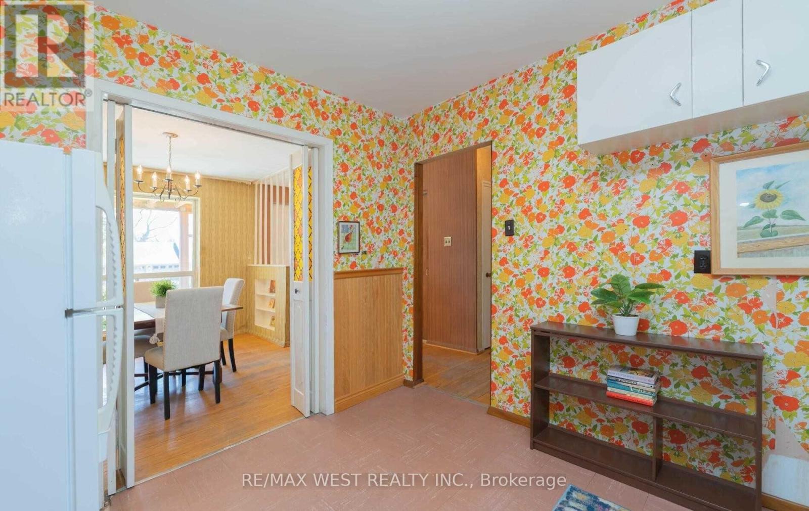 32 Broadleaf Road, Toronto, Ontario  M3B 1C2 - Photo 12 - C12681604