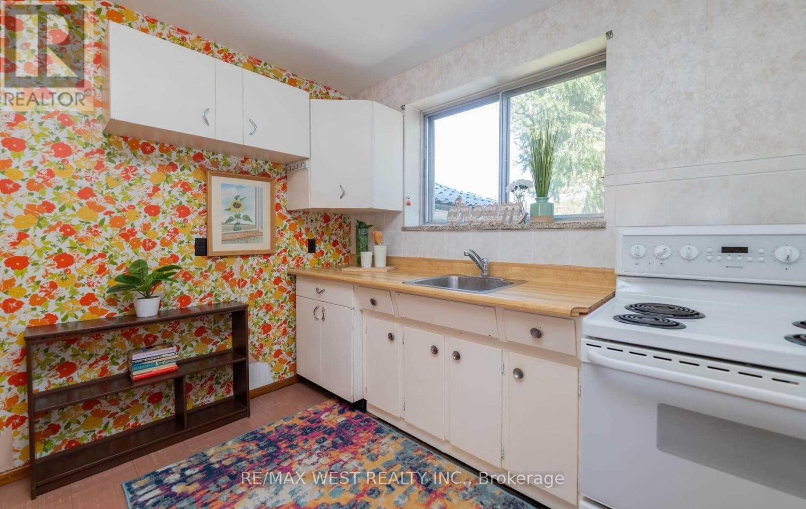 32 Broadleaf Road, Toronto, Ontario  M3B 1C2 - Photo 11 - C12681604