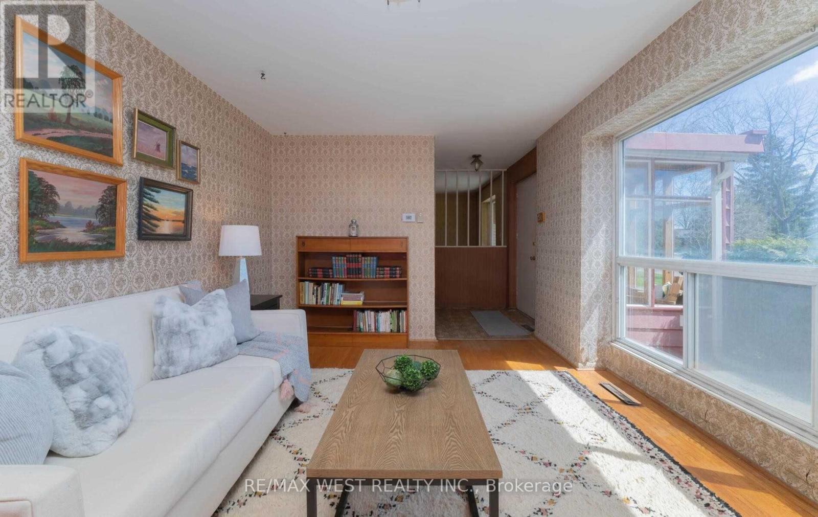 32 Broadleaf Road, Toronto, Ontario  M3B 1C2 - Photo 4 - C12681604