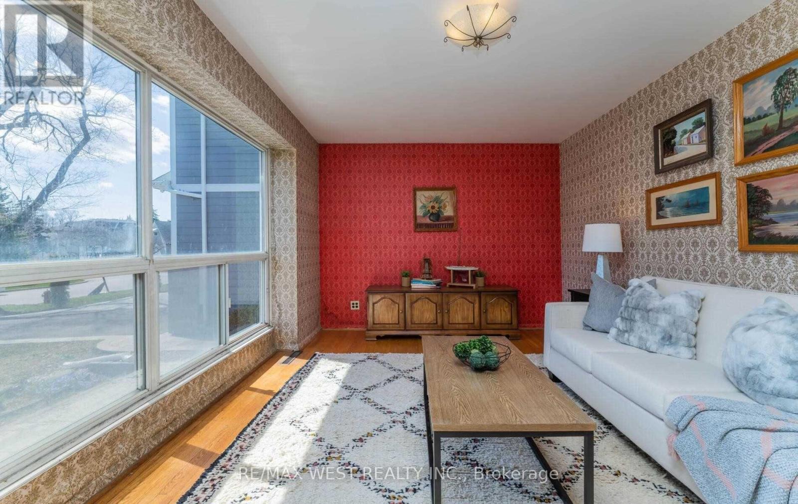 32 Broadleaf Road, Toronto, Ontario  M3B 1C2 - Photo 8 - C12681604