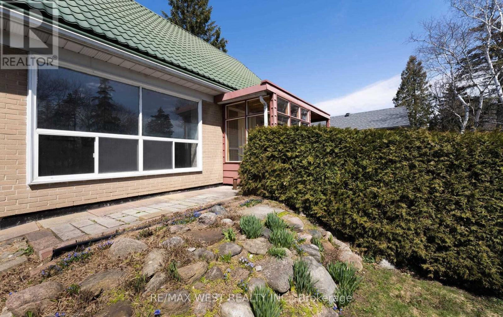 32 Broadleaf Road, Toronto, Ontario  M3B 1C2 - Photo 3 - C12681604