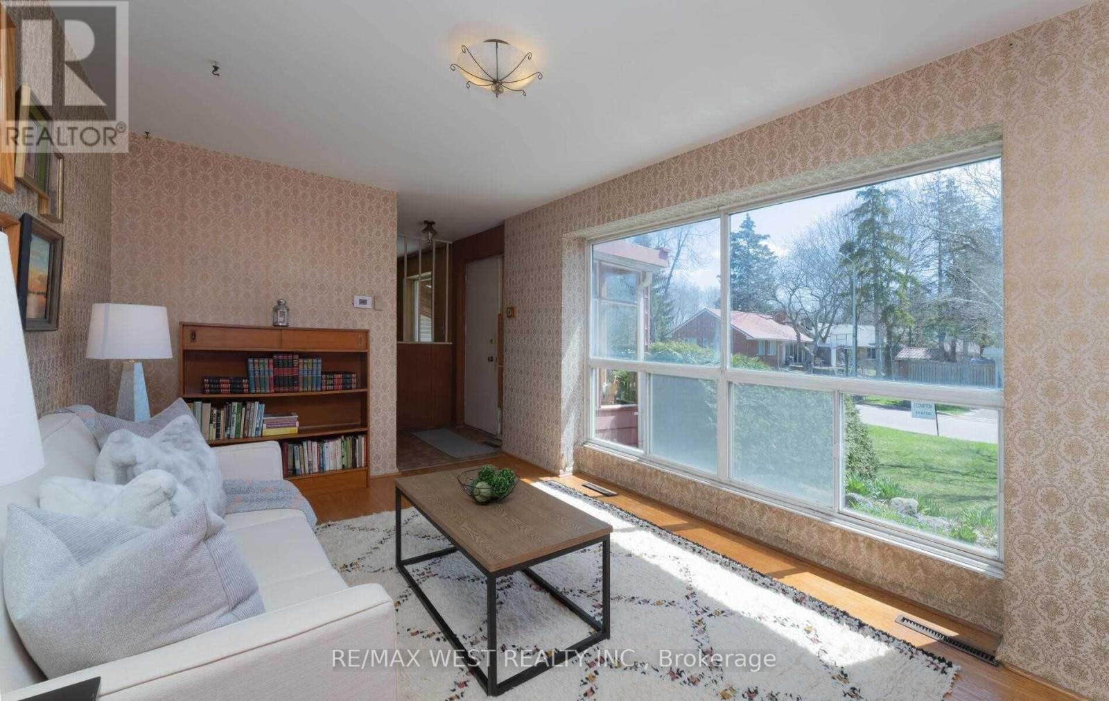 32 Broadleaf Road, Toronto, Ontario  M3B 1C2 - Photo 5 - C12681604