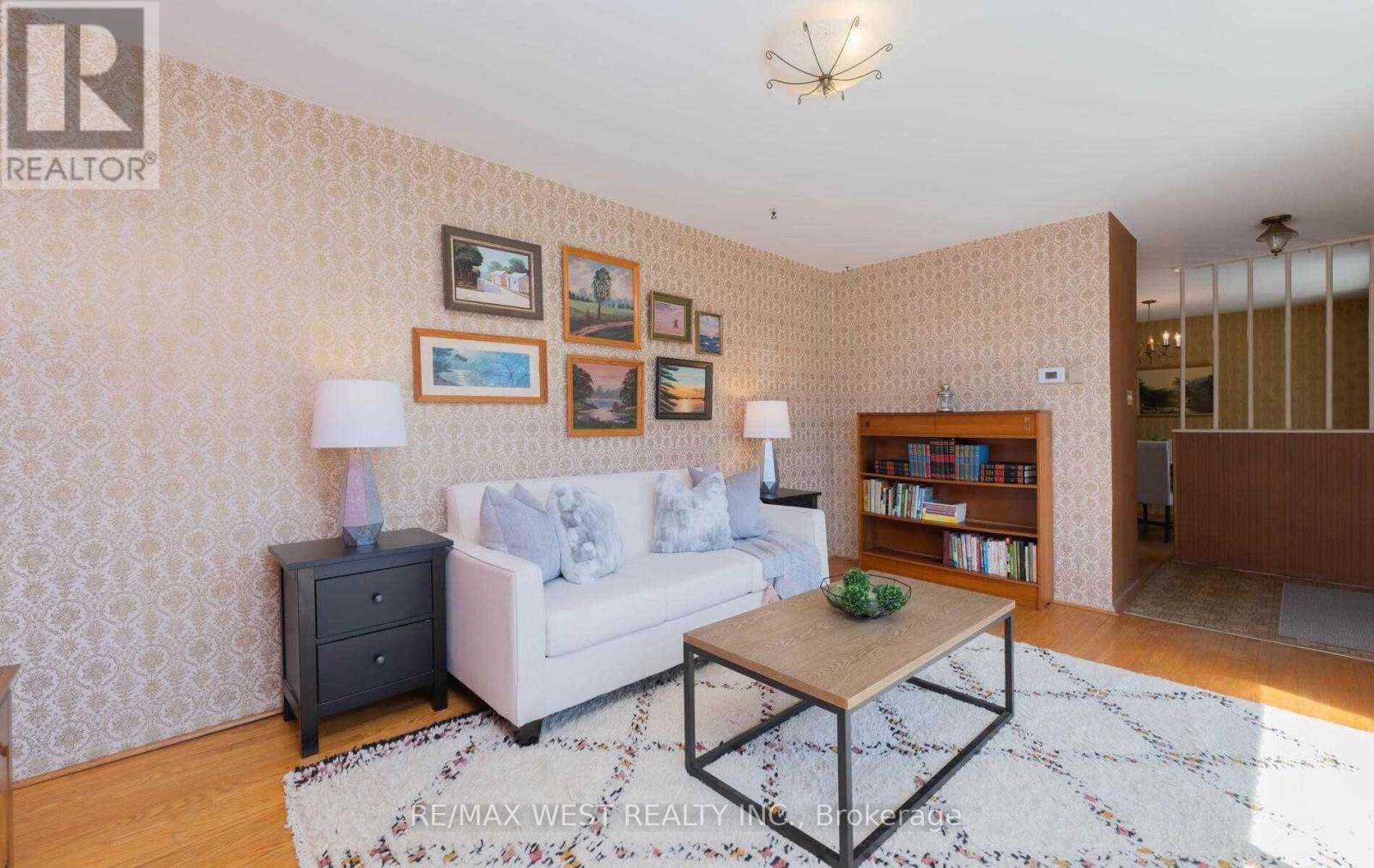 32 Broadleaf Road, Toronto, Ontario  M3B 1C2 - Photo 6 - C12681604