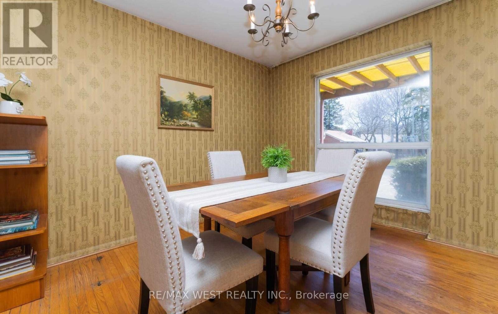 32 Broadleaf Road, Toronto, Ontario  M3B 1C2 - Photo 9 - C12681604