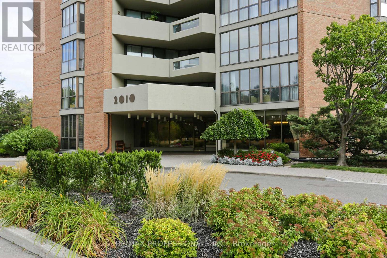 1806 - 2010 Islington Avenue, Toronto, Ontario  M9P 3S8 - Photo 2 - W12680966