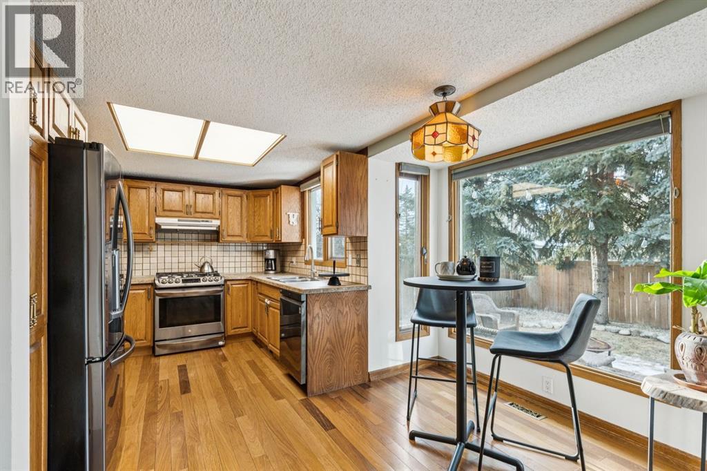 715 Coach Bluff Crescent Sw, Calgary, Alberta  T3H 1A9 - Photo 10 - A2277368