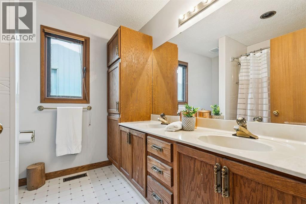 715 Coach Bluff Crescent Sw, Calgary, Alberta  T3H 1A9 - Photo 27 - A2277368