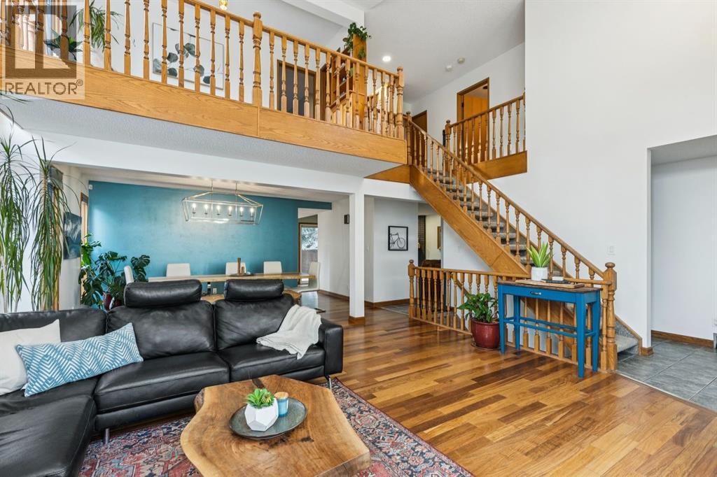 715 Coach Bluff Crescent Sw, Calgary, Alberta  T3H 1A9 - Photo 7 - A2277368