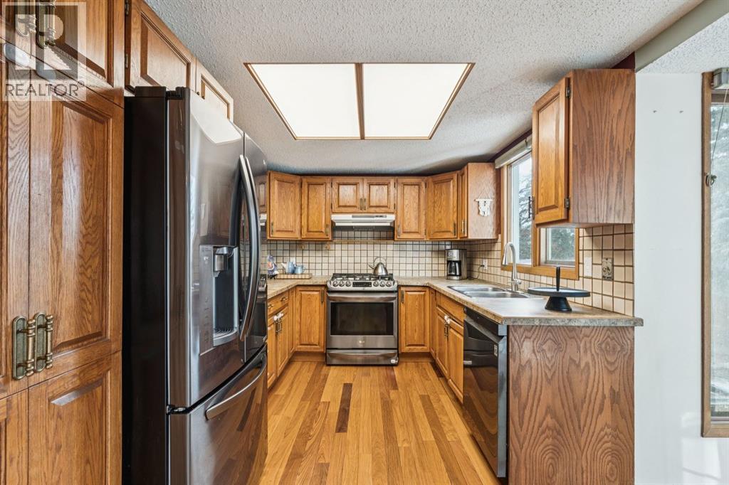 715 Coach Bluff Crescent Sw, Calgary, Alberta  T3H 1A9 - Photo 11 - A2277368