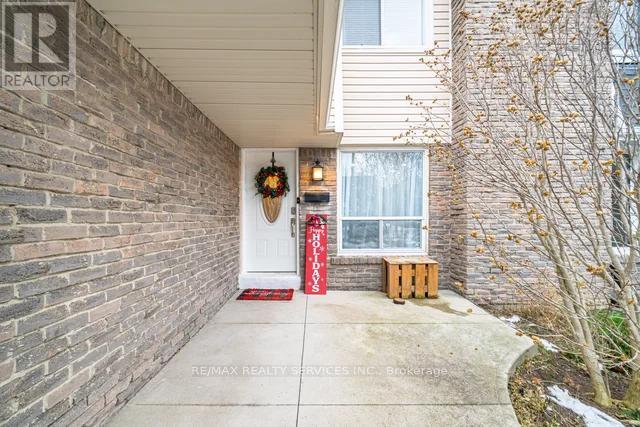 8 Nottawasaga Crescent, Brampton, Ontario  L6Z 1B9 - Photo 5 - W12679868