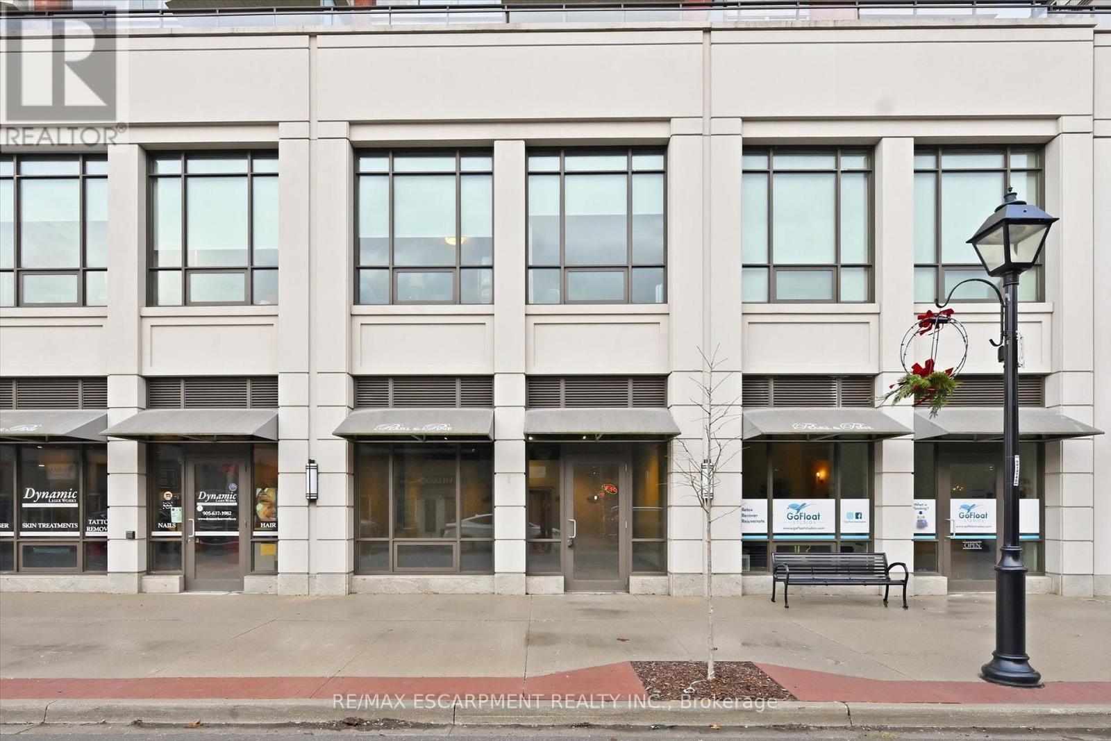 B - 390 Pearl Street, Burlington, Ontario  L7R 2M9 - Photo 1 - W12682636