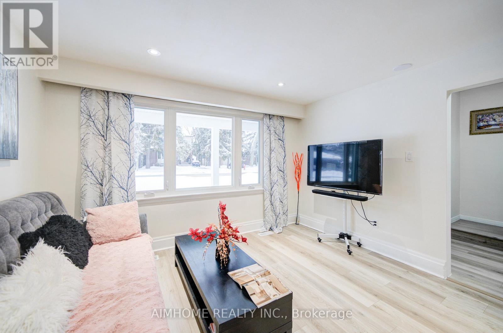 222 Richmond Street, Richmond Hill, Ontario  L4C 3Y8 - Photo 10 - N12683376