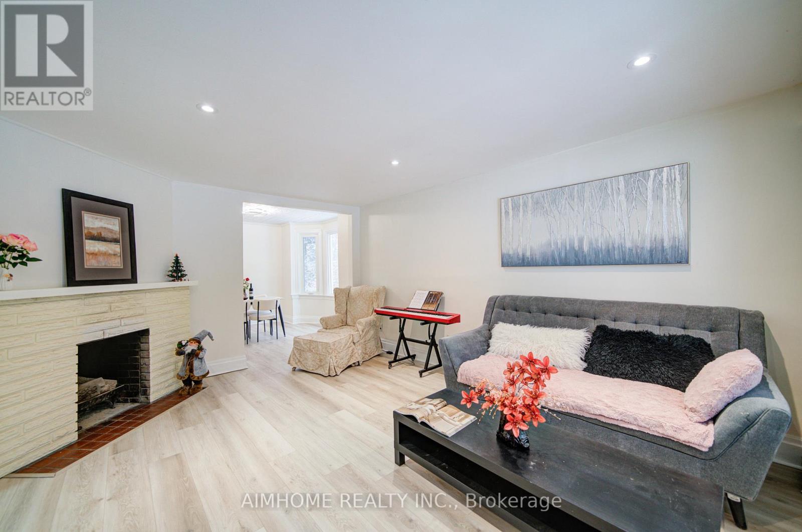 222 Richmond Street, Richmond Hill, Ontario  L4C 3Y8 - Photo 12 - N12683376