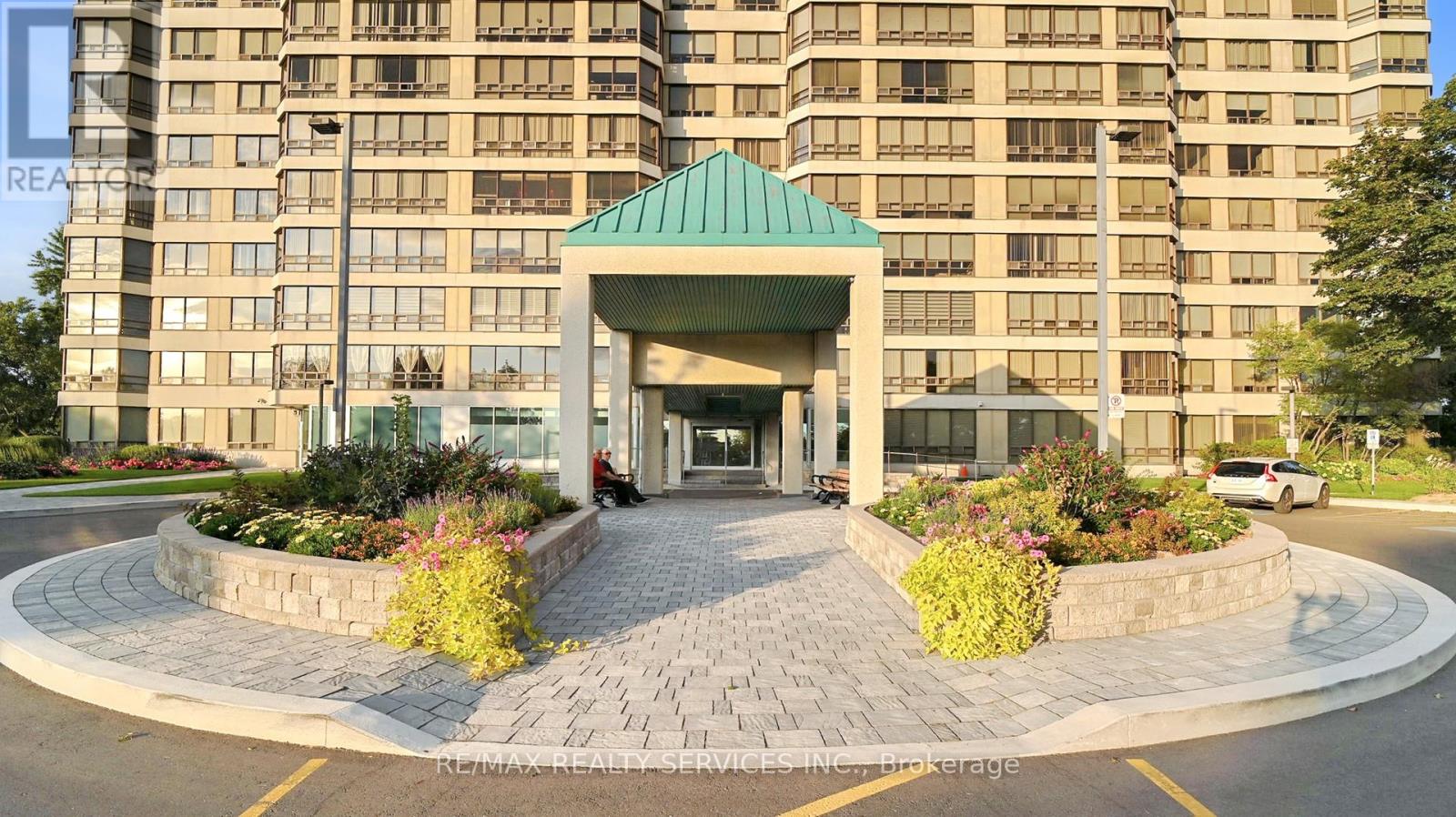 909 - 330 Mill Street S, Brampton, Ontario  L6Y 3V3 - Photo 2 - W12683358