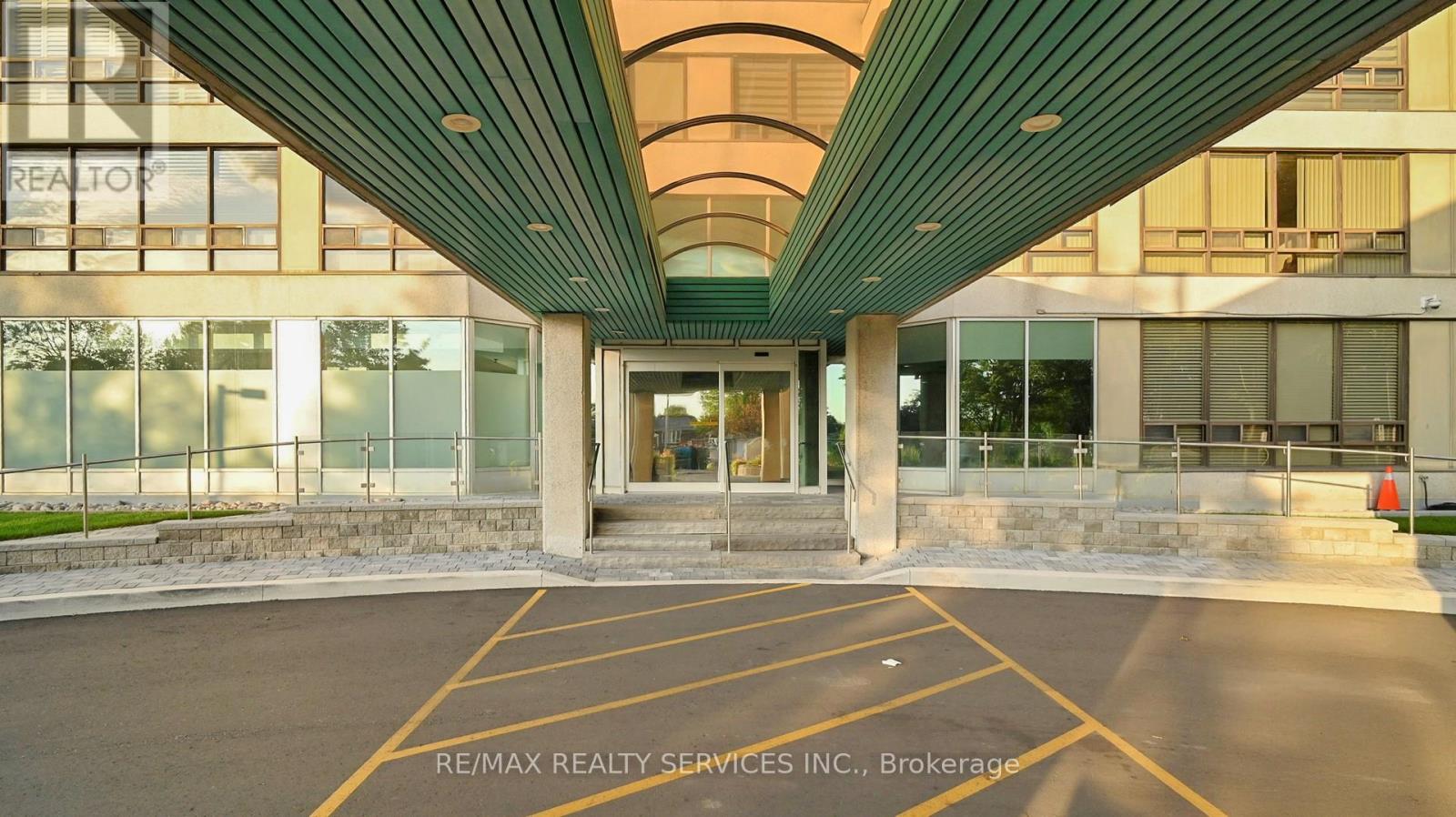 909 - 330 Mill Street S, Brampton, Ontario  L6Y 3V3 - Photo 3 - W12683358