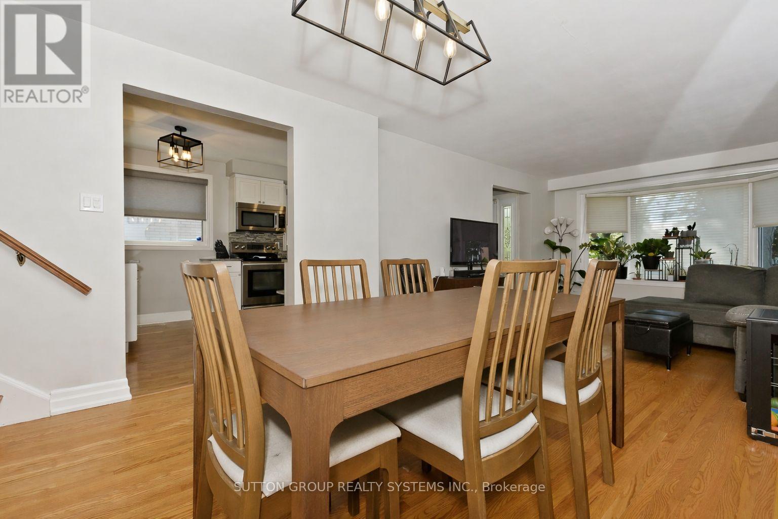 1535 Thetford Court, Mississauga, Ontario  L5J 3N2 - Photo 3 - W12683374