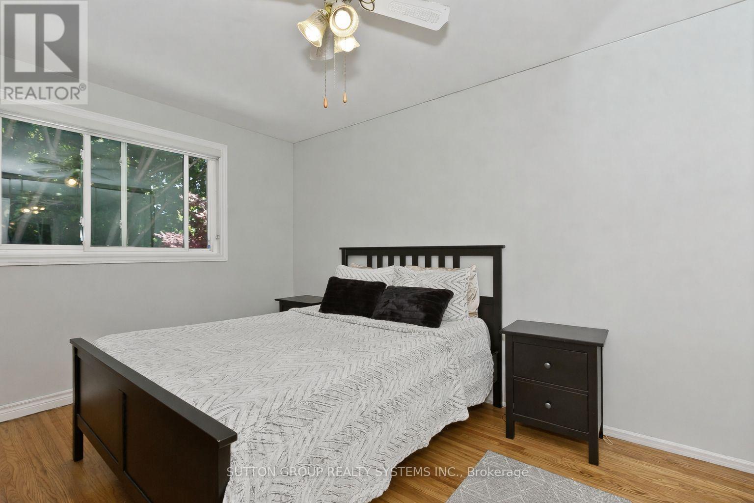 1535 Thetford Court, Mississauga, Ontario  L5J 3N2 - Photo 9 - W12683374