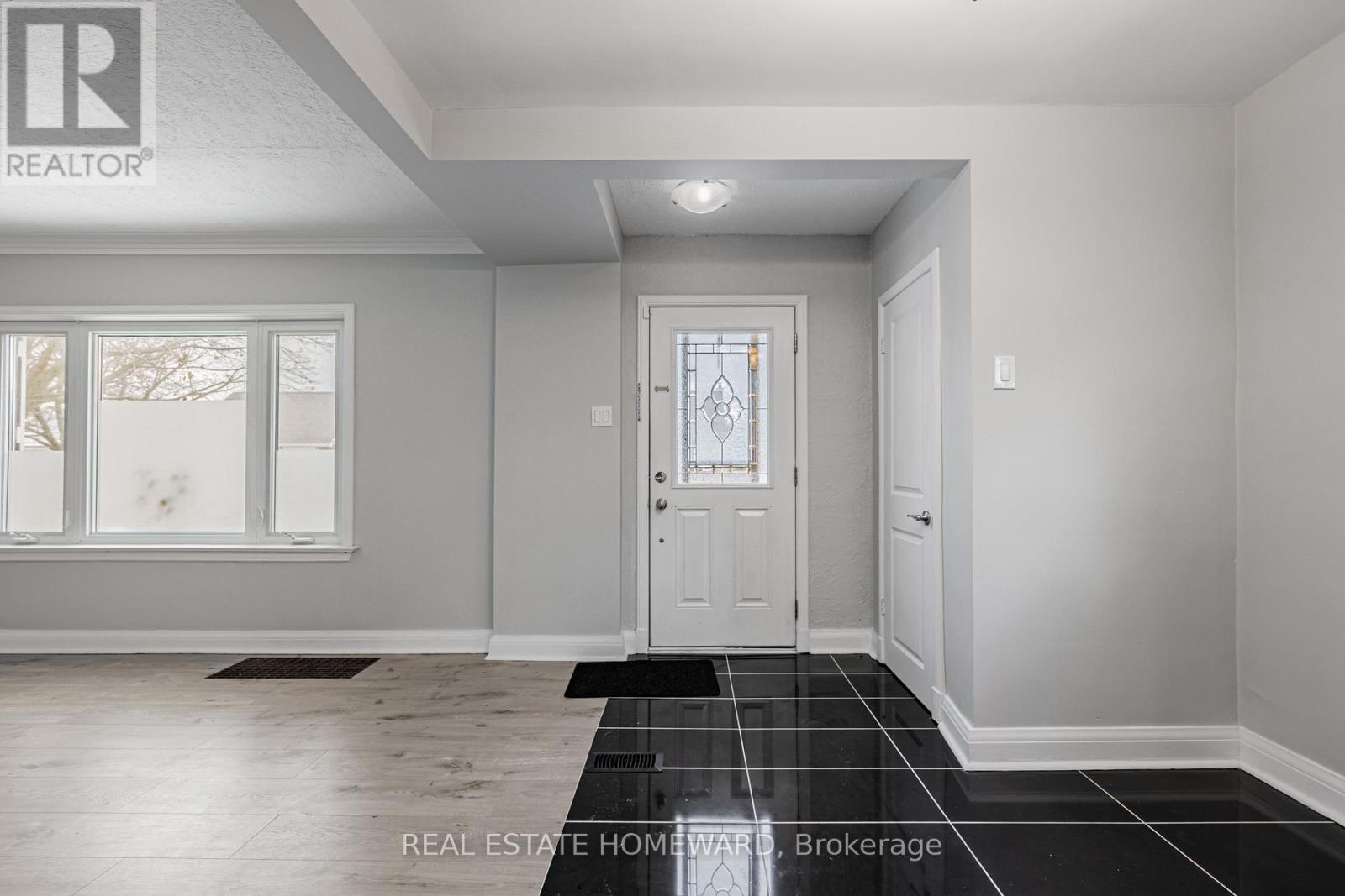 11 Dorine Crescent, Toronto, Ontario  M1L 1Y8 - Photo 4 - E12683414
