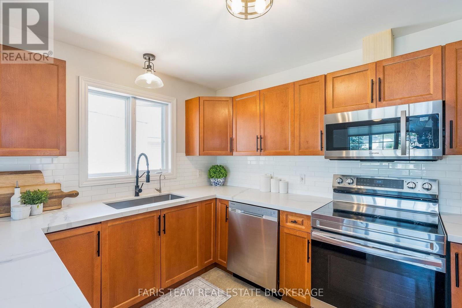 61 Pennsylvania Avenue, Wasaga Beach, Ontario  L9Z 3A8 - Photo 7 - S12681350