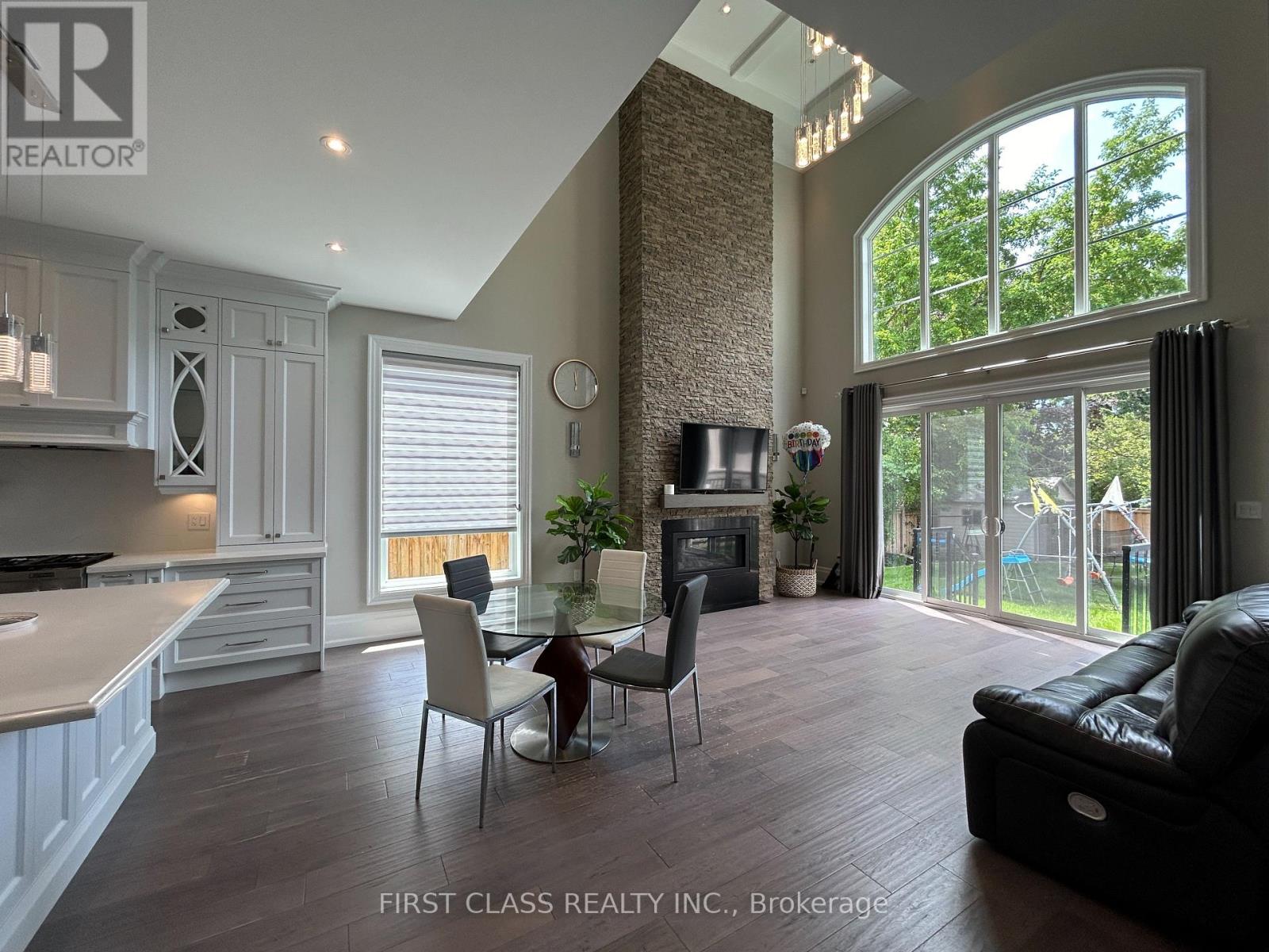 2194 Elmhurst Avenue, Oakville, Ontario  L6J 5G2 - Photo 9 - W12683420