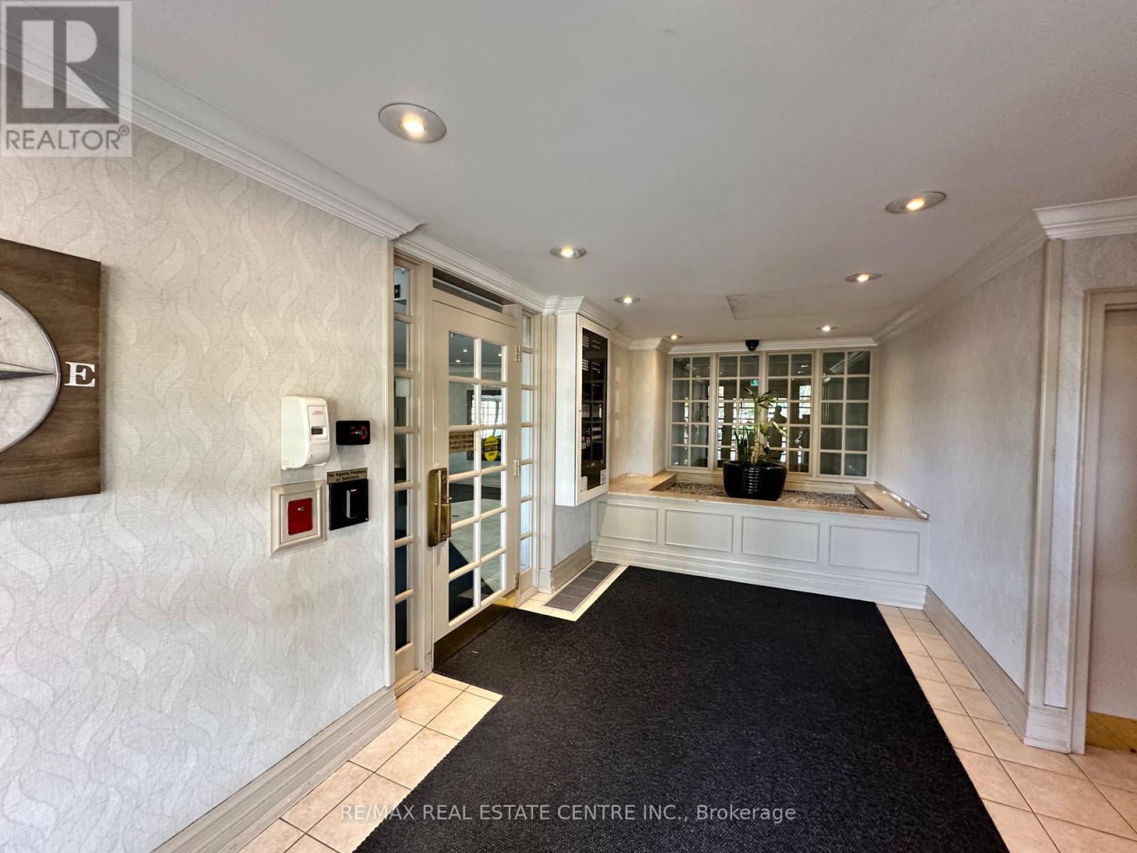 302 - 1360 Rathburn Road E, Mississauga, Ontario L4W 4H4 - Photo 3 - W12683458