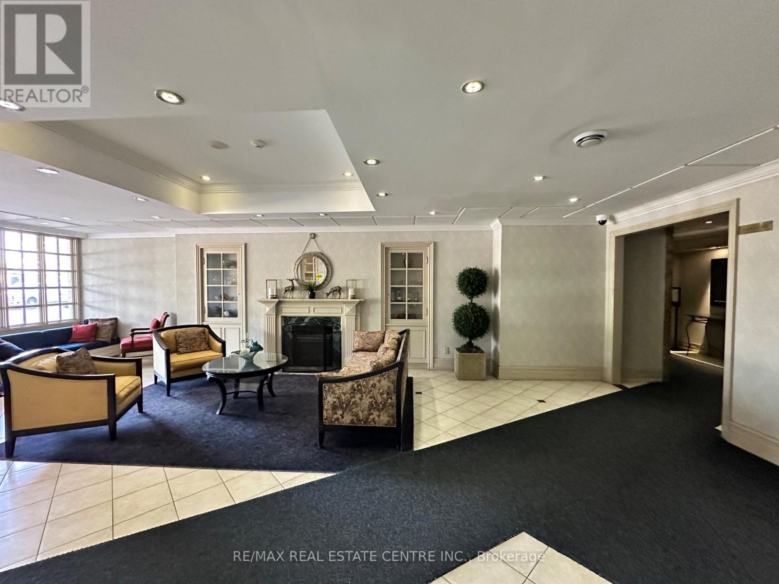 302 - 1360 Rathburn Road E, Mississauga, Ontario L4W 4H4 - Photo 4 - W12683458