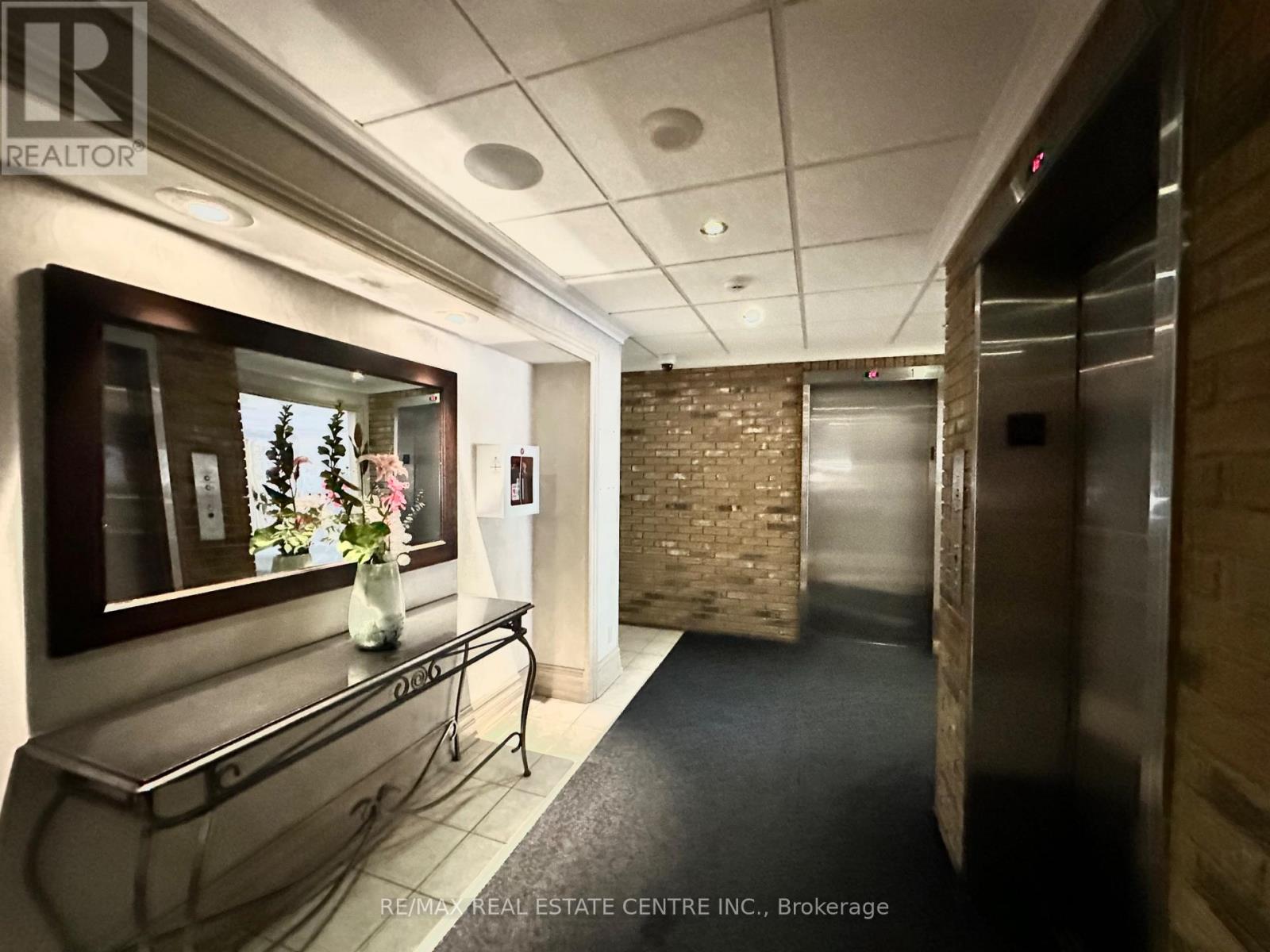 302 - 1360 Rathburn Road E, Mississauga, Ontario L4W 4H4 - Photo 5 - W12683458