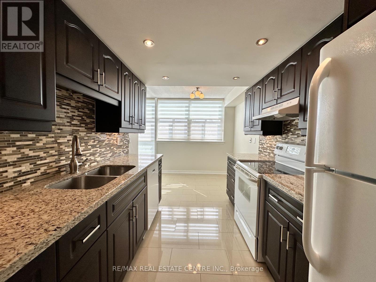 302 - 1360 Rathburn Road E, Mississauga, Ontario L4W 4H4 - Photo 8 - W12683458