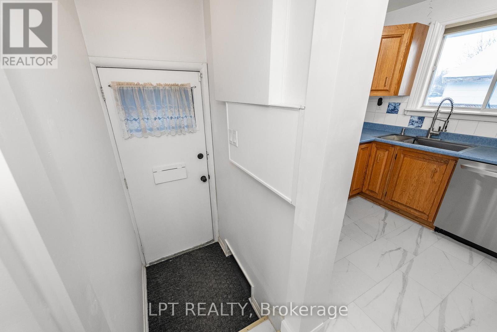 37 Largo Crescent E, Ottawa, Ontario  K2G 3C9 - Photo 12 - X12683466