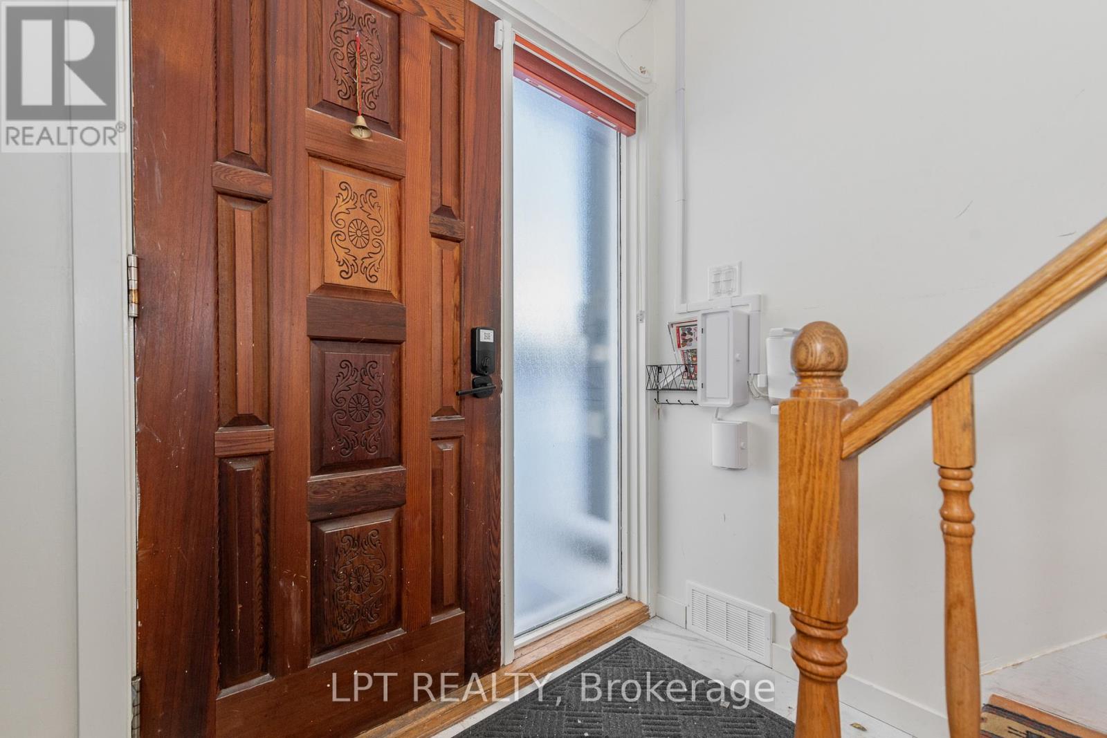 37 Largo Crescent E, Ottawa, Ontario  K2G 3C9 - Photo 3 - X12683466