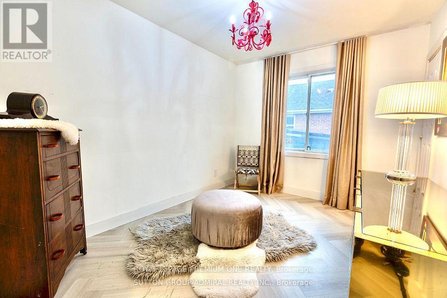 44 Baycrest Avenue, Toronto, Ontario  M6A 1W1 - Photo 17 - C12680660