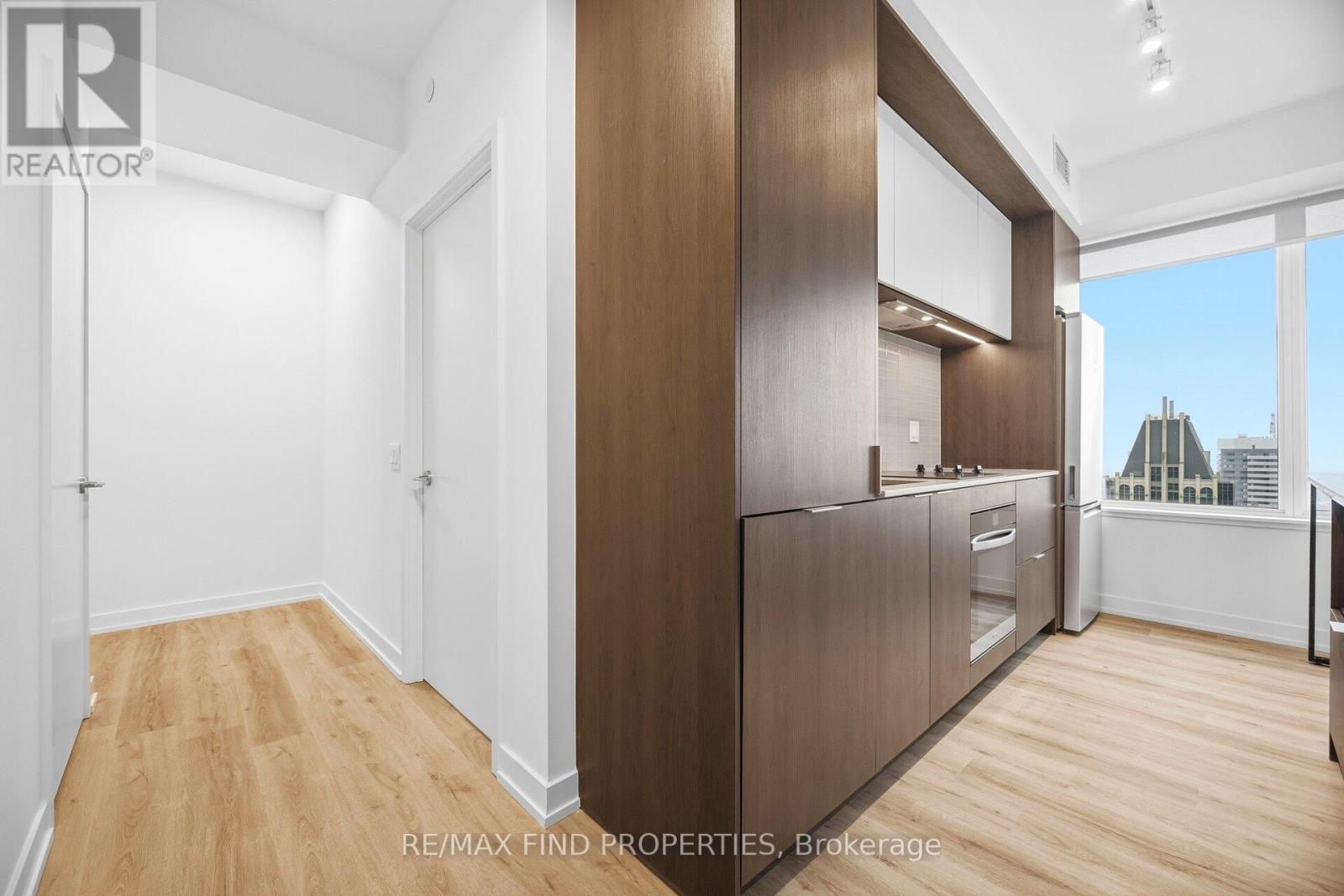 4208 - 395 Square One Drive, Mississauga, Ontario  L5B 0P6 - Photo 12 - W12666566