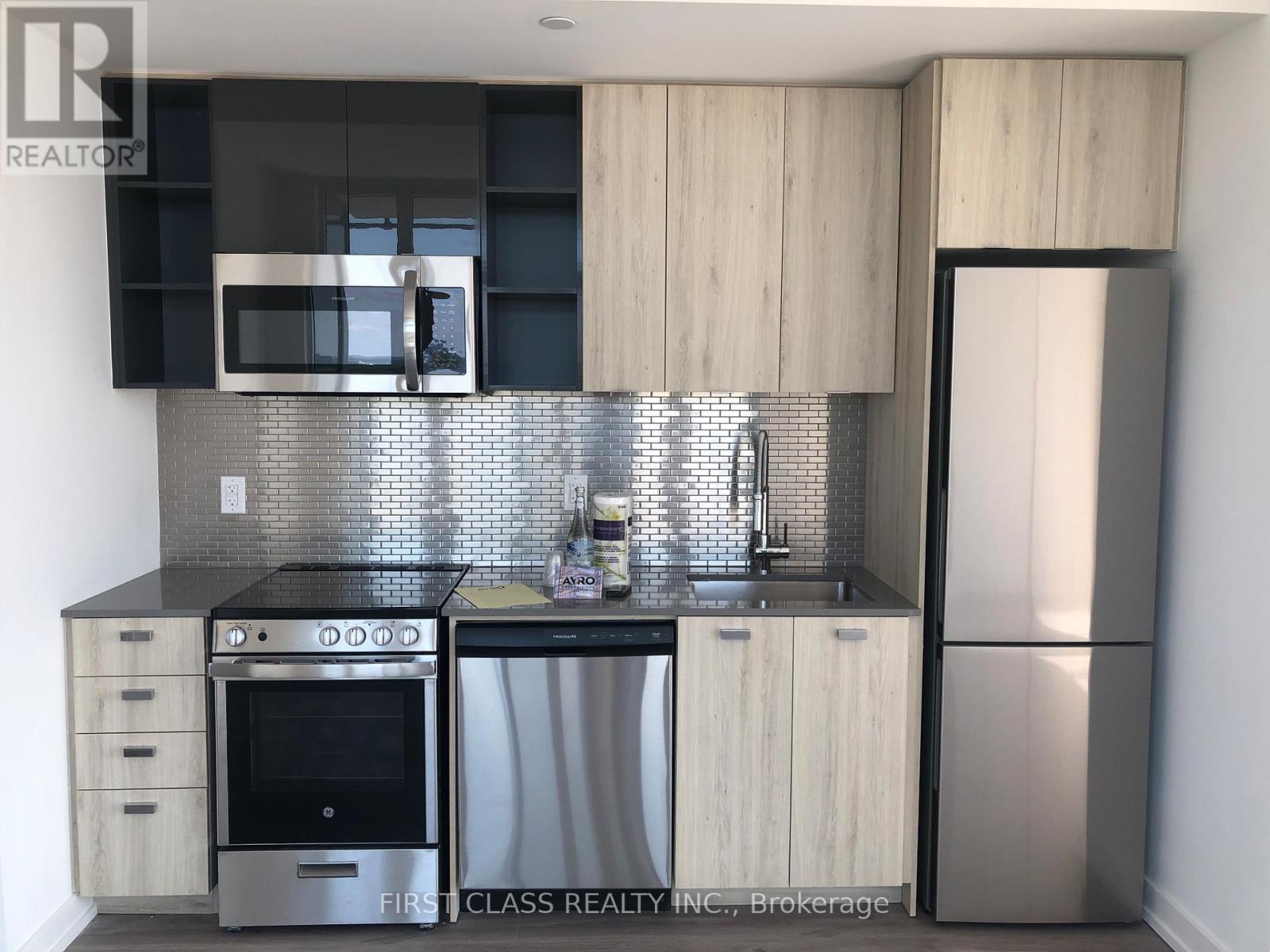 1104 - 10 De Boers Drive, Toronto, Ontario  M3J 0L6 - Photo 7 - W12683478