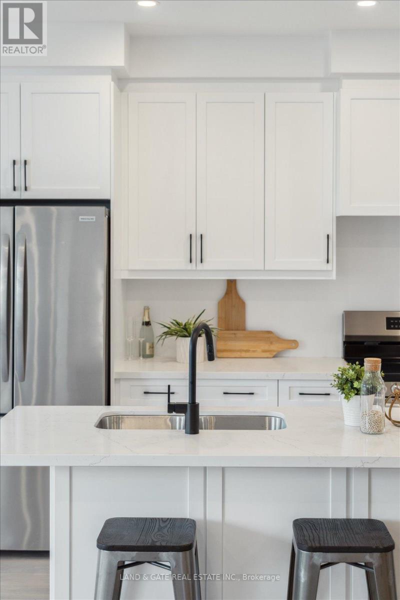 985 Queensdale Avenue, Oshawa, Ontario  L1H 1H4 - Photo 10 - E12683514