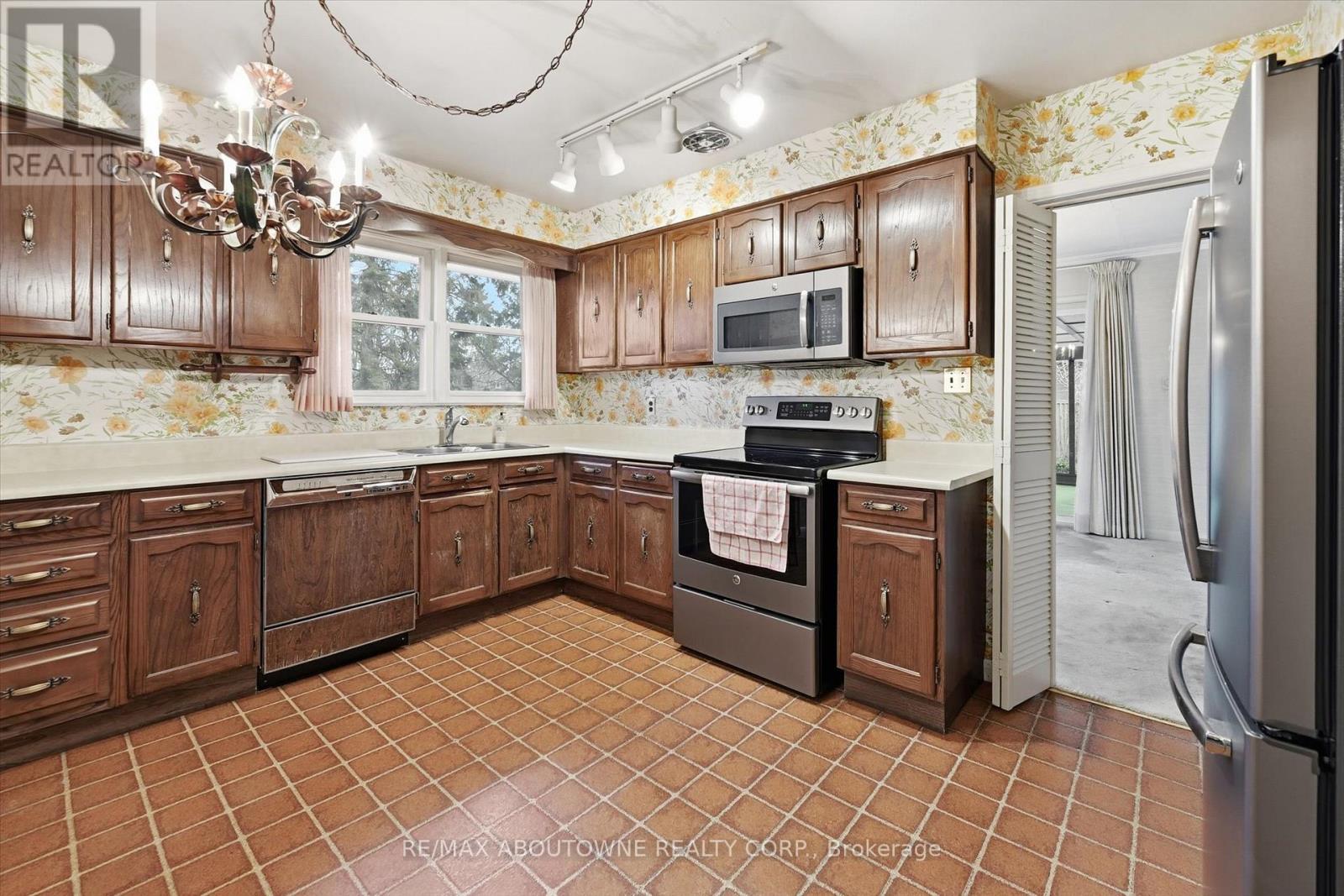 1087 Linbrook Road, Oakville, Ontario  L6J 2L2 - Photo 14 - W12683532