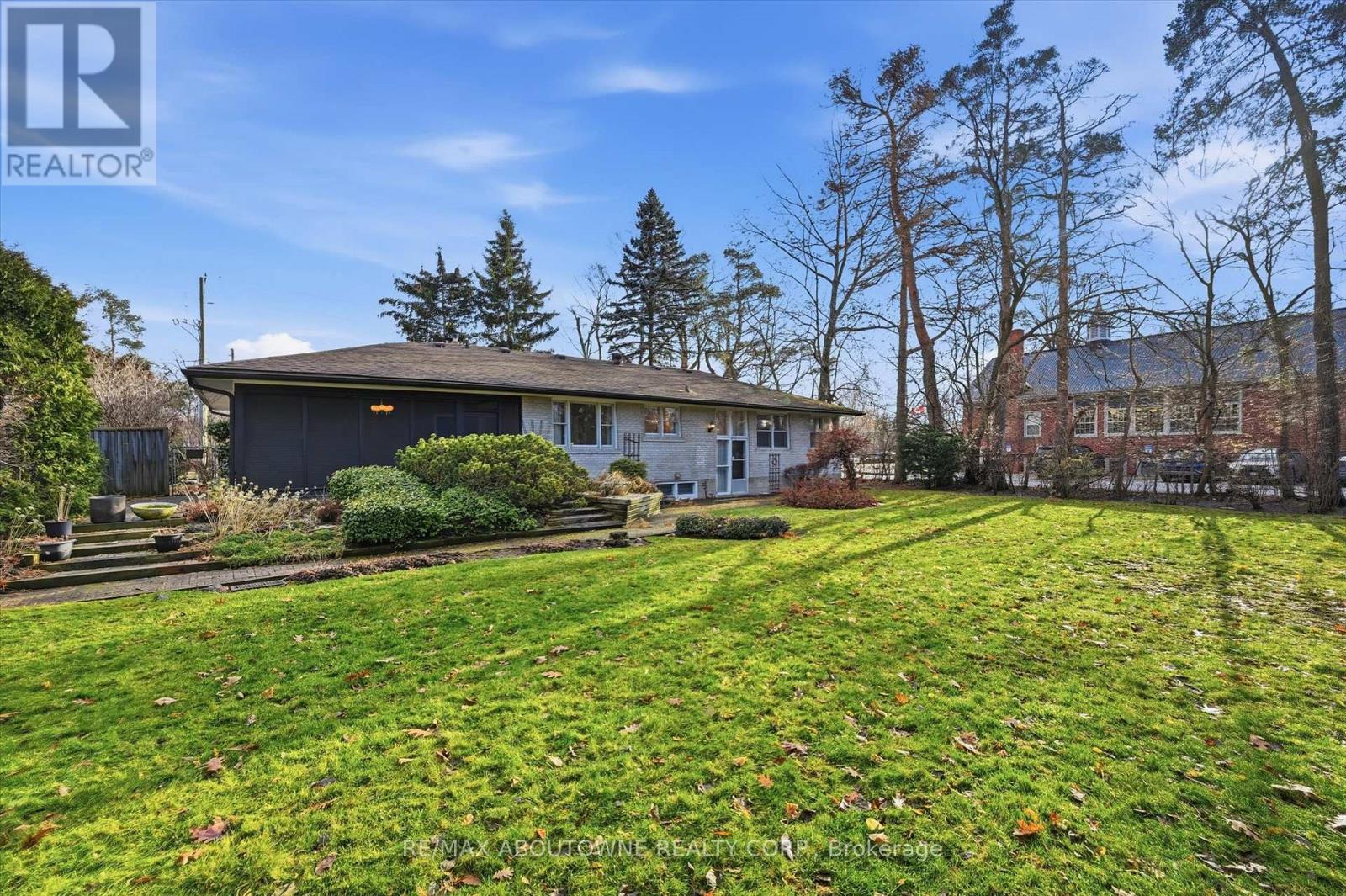 1087 Linbrook Road, Oakville, Ontario  L6J 2L2 - Photo 39 - W12683532