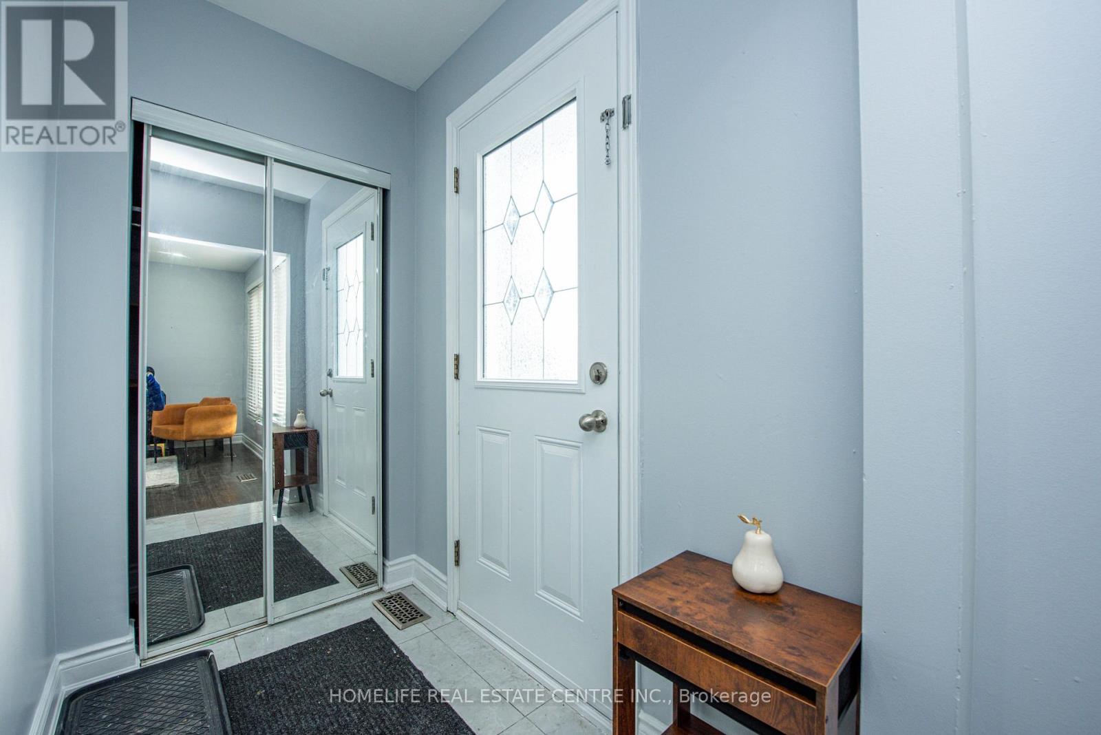 48 Northwood Drive, Brampton, Ontario  L6X 2L2 - Photo 7 - W12683570