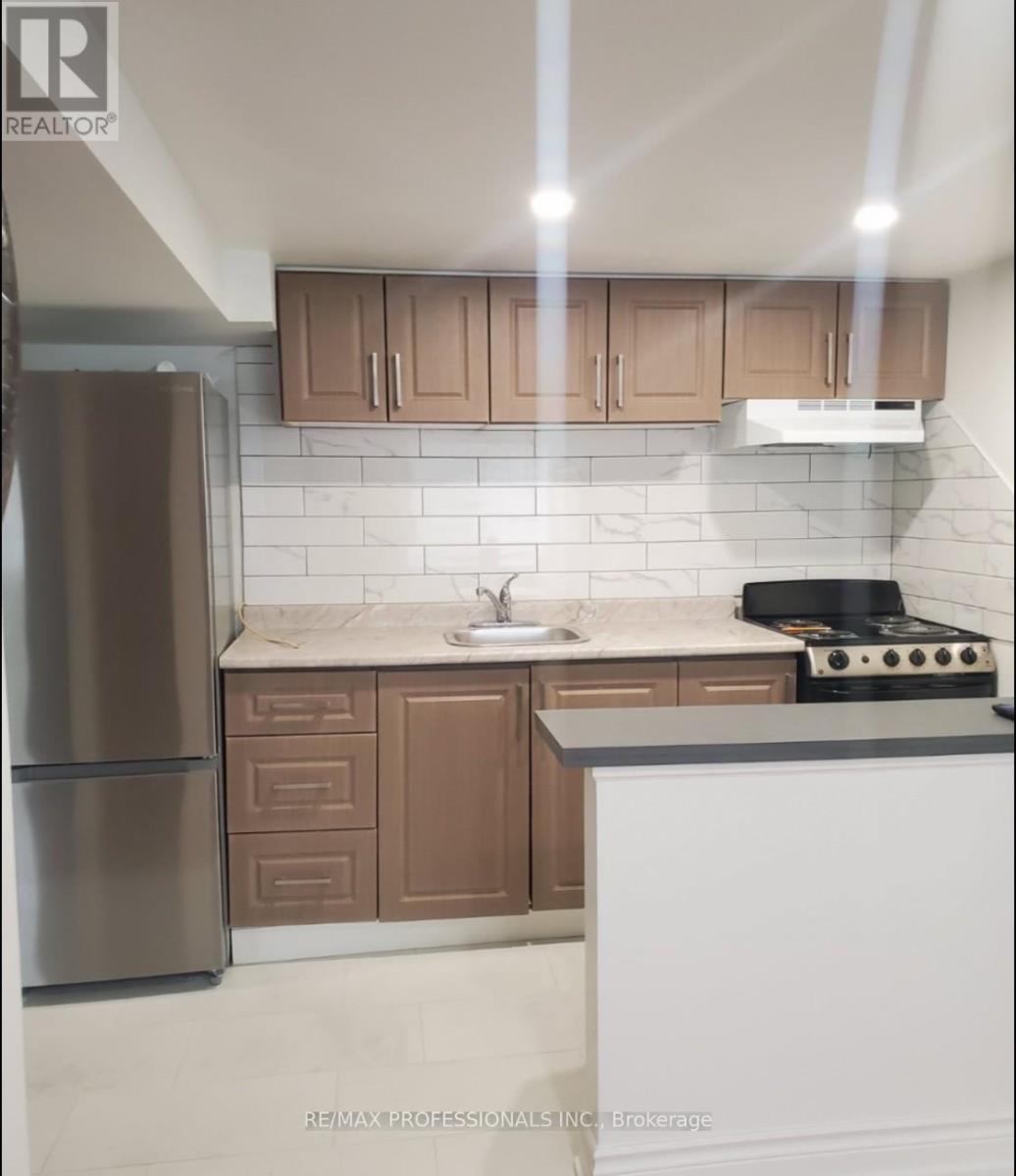 102 Stephen Drive, Toronto, Ontario  M8Y 3N3 - Photo 7 - W12641478