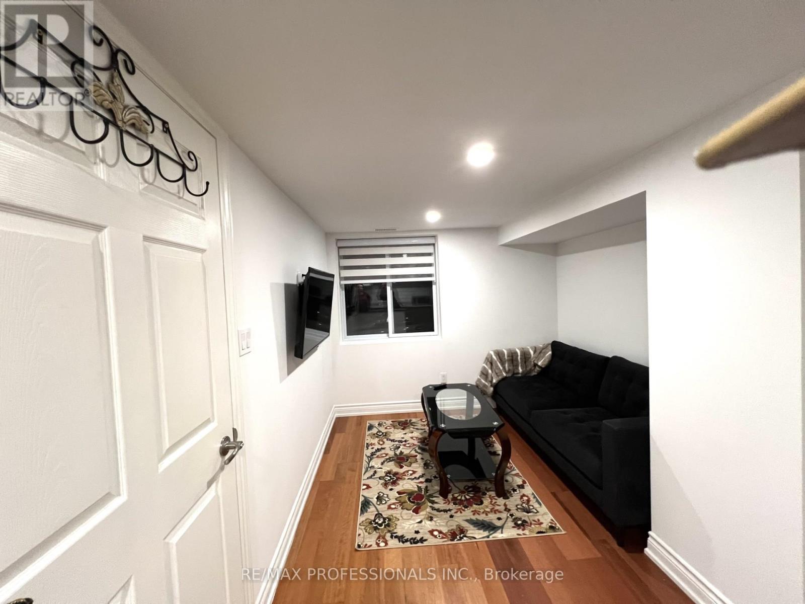 102 Stephen Drive, Toronto, Ontario  M8Y 3N3 - Photo 3 - W12641478