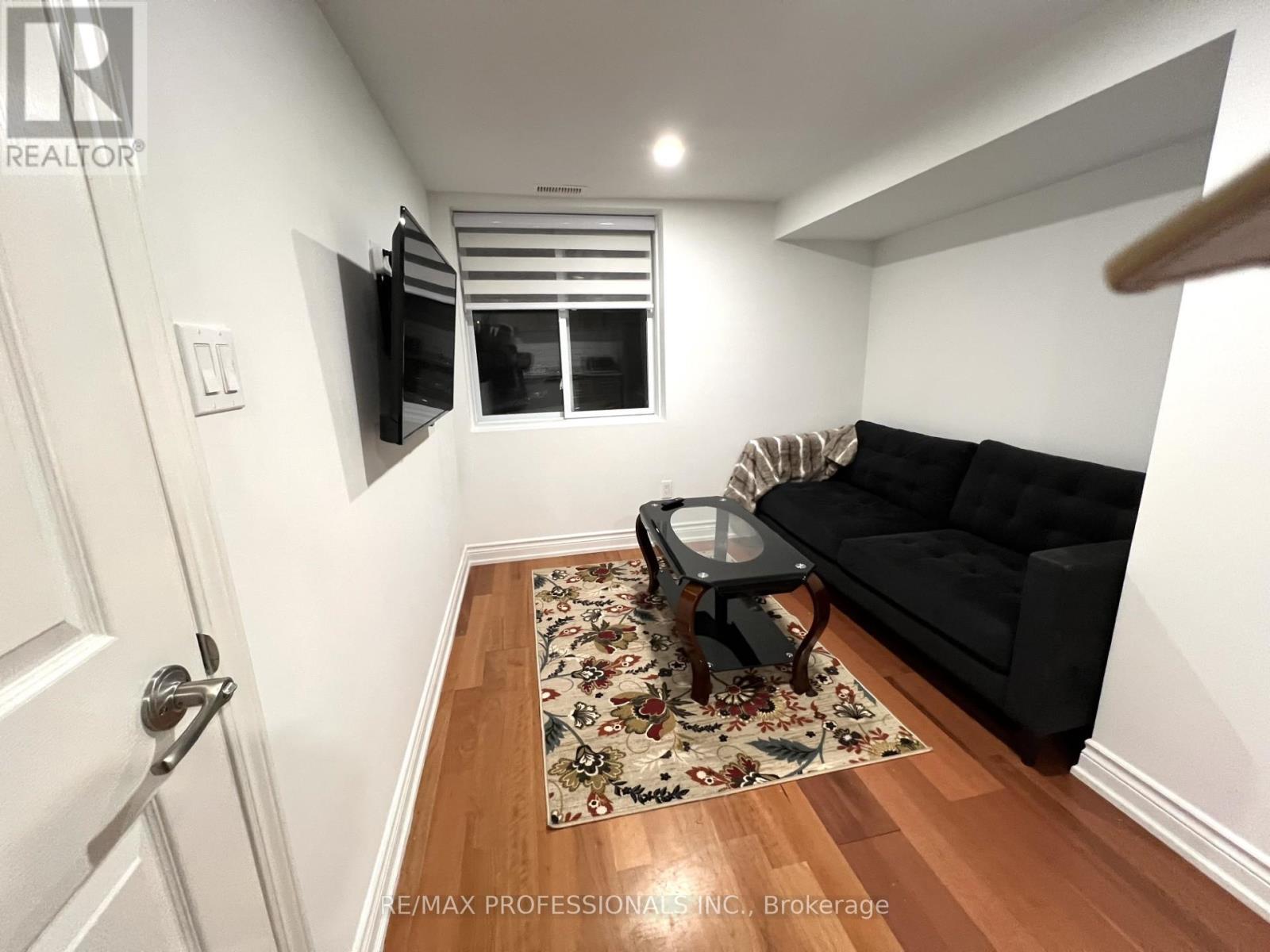 102 Stephen Drive, Toronto, Ontario  M8Y 3N3 - Photo 4 - W12641478