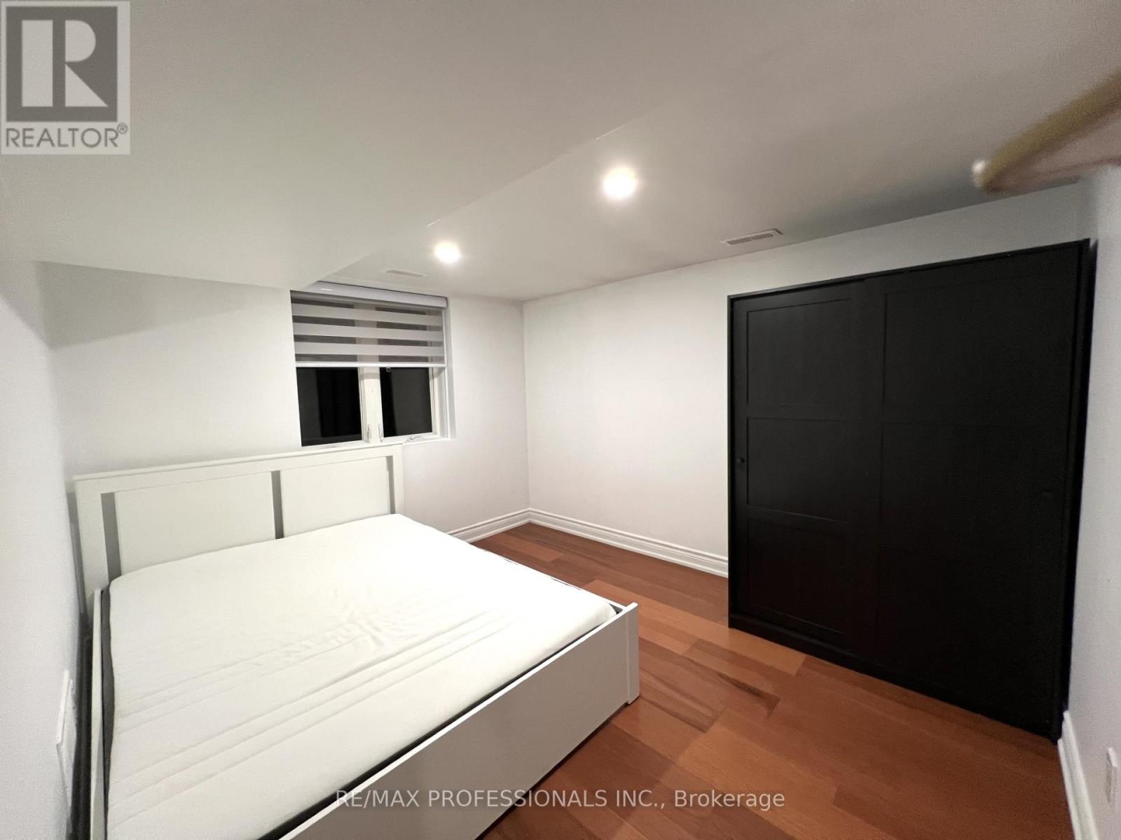 102 Stephen Drive, Toronto, Ontario  M8Y 3N3 - Photo 8 - W12641478