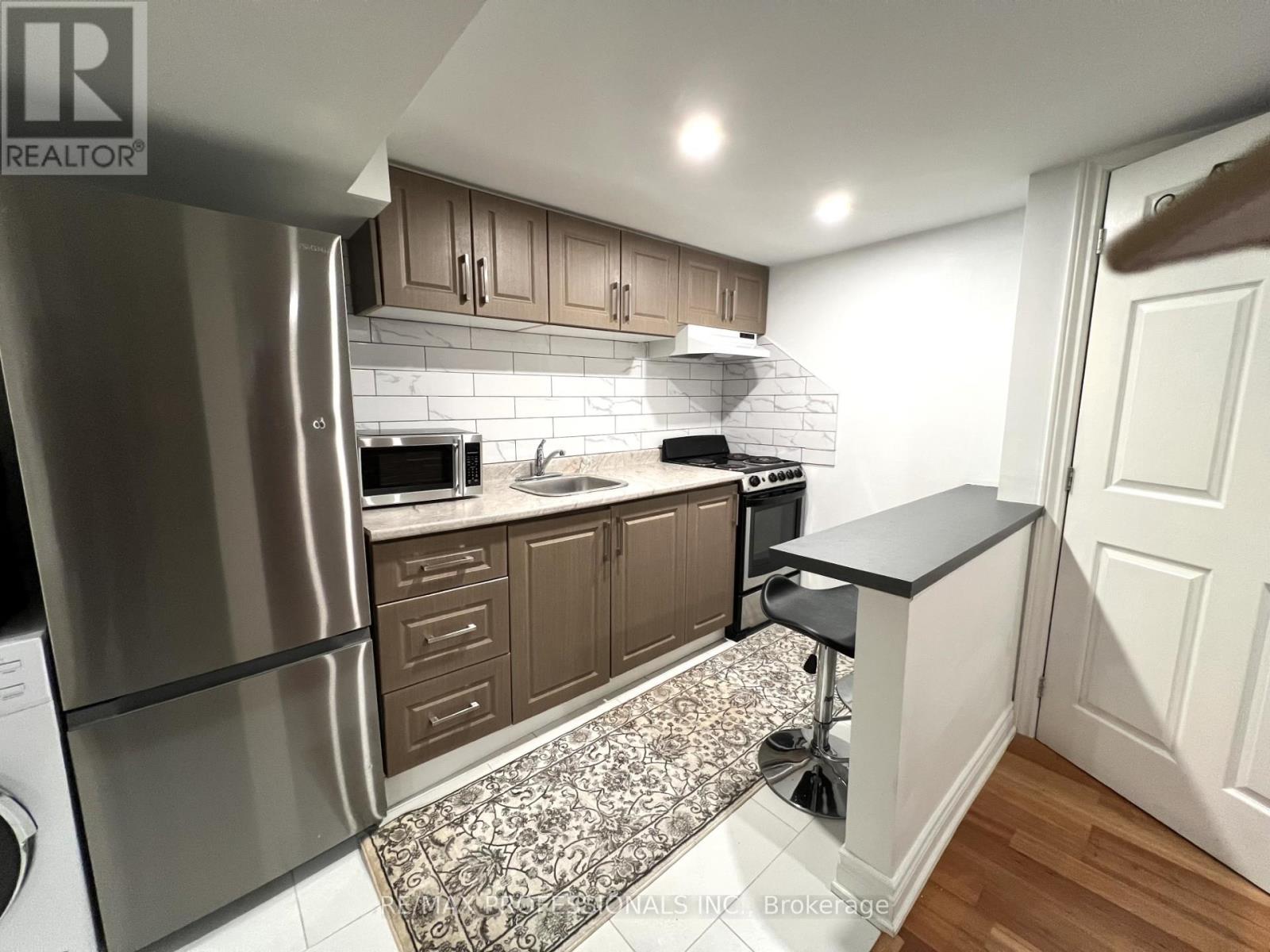 102 Stephen Drive, Toronto, Ontario  M8Y 3N3 - Photo 5 - W12641478