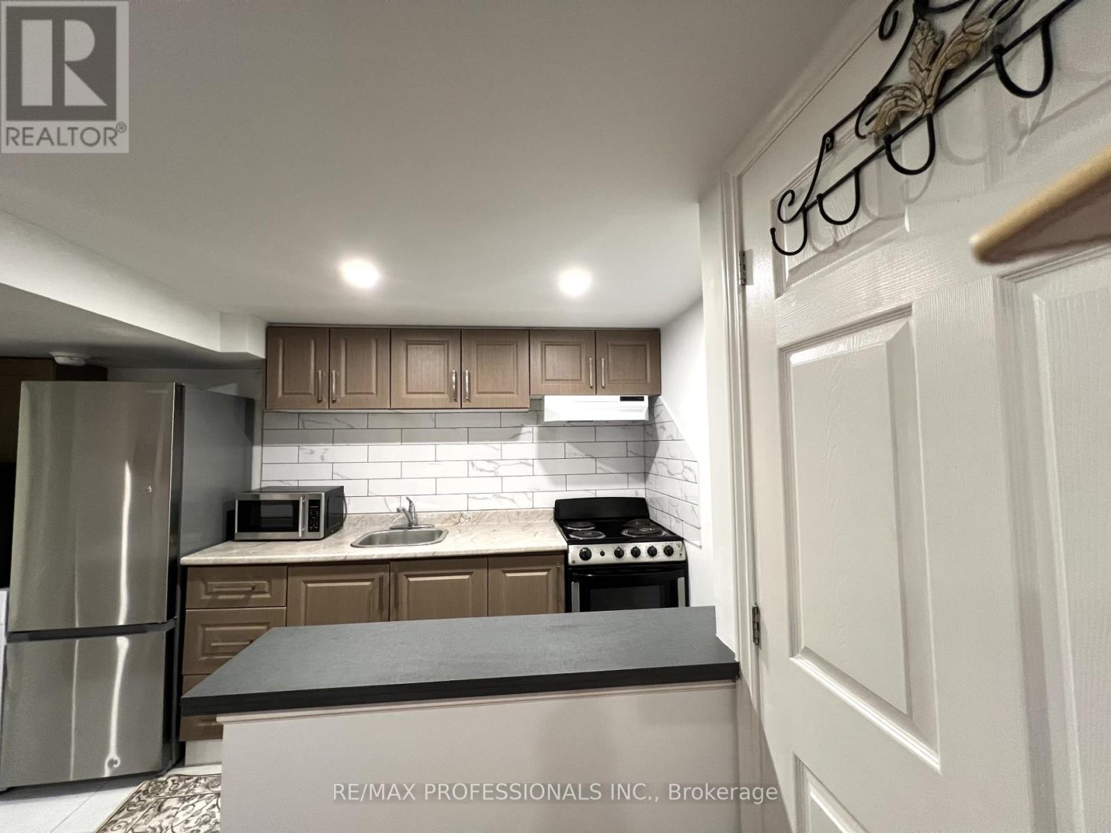 102 Stephen Drive, Toronto, Ontario  M8Y 3N3 - Photo 6 - W12641478