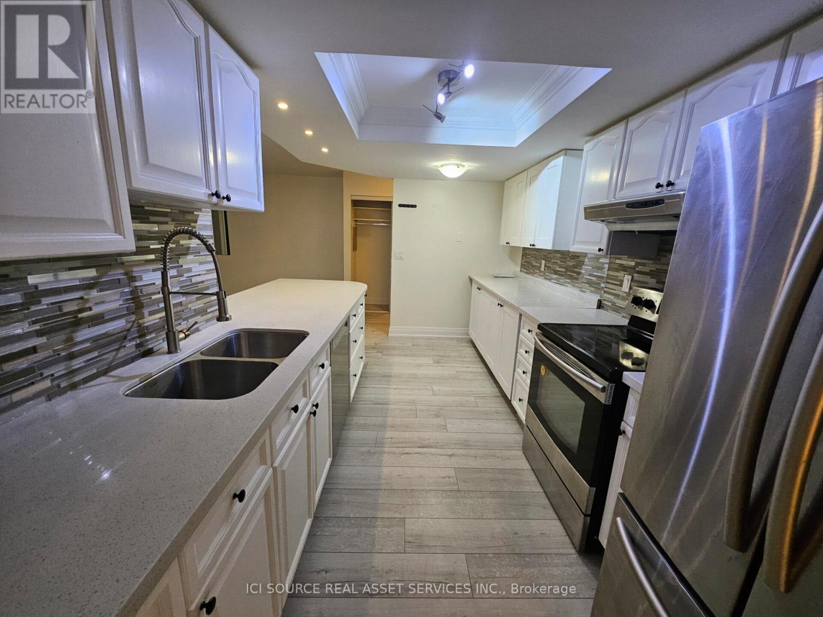 501 - 33 Weldrick Road E, Richmond Hill (Observatory), Ontario  L4C 8W4 - Photo 5 - N12683720