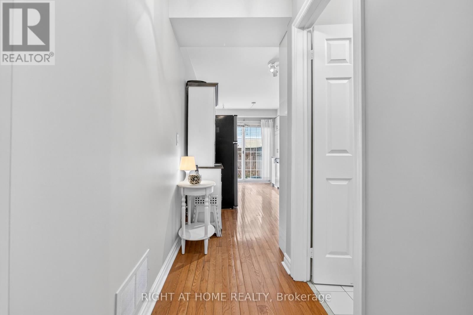 25 Heathcliffe Square, Brampton, Ontario  L6S 5R6 - Photo 18 - W12683642