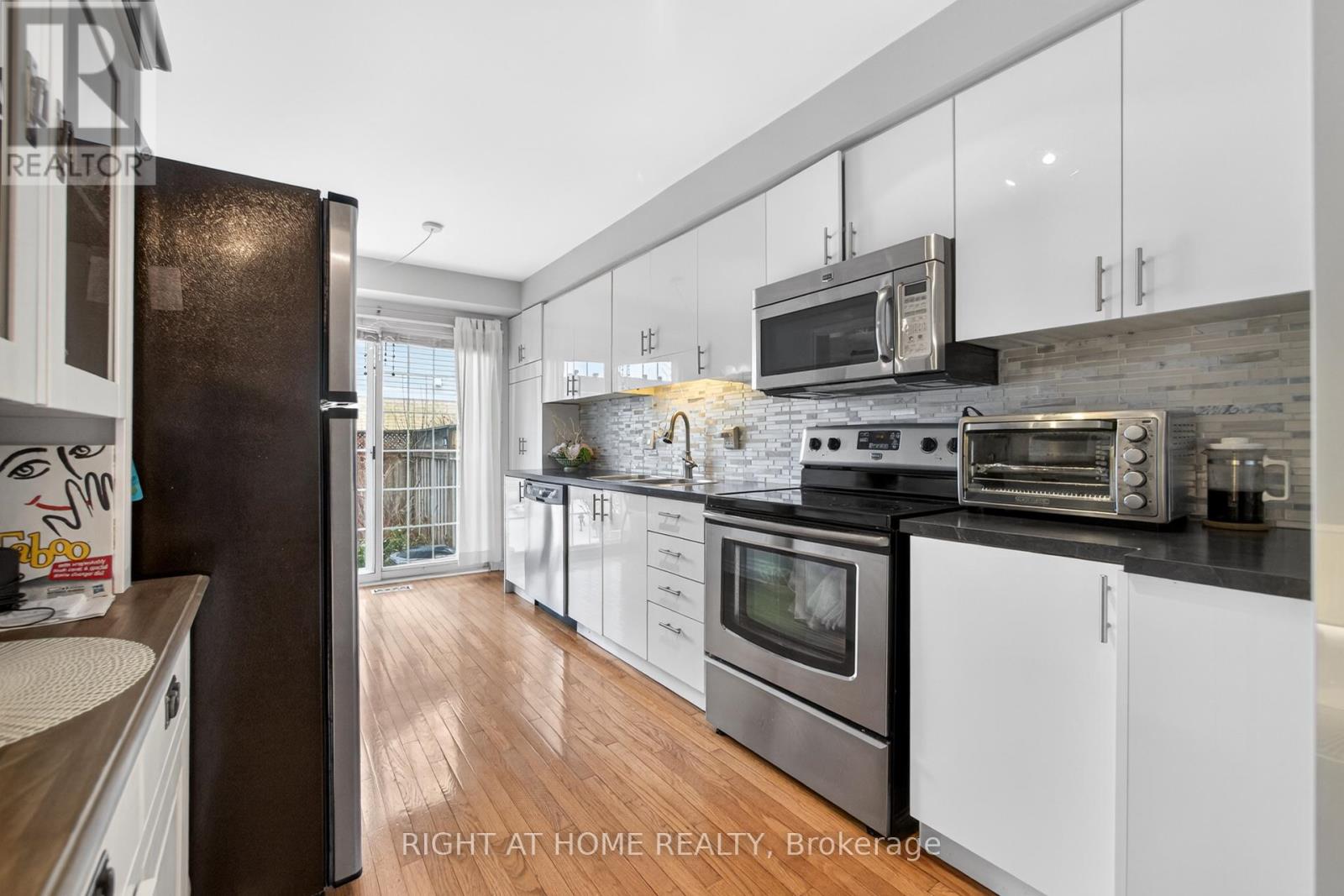 25 Heathcliffe Square, Brampton, Ontario  L6S 5R6 - Photo 19 - W12683642